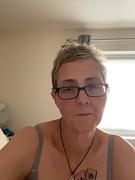 Curvy-Jinx live sex cam