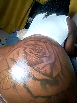 Hugemassivebootie live sex cam