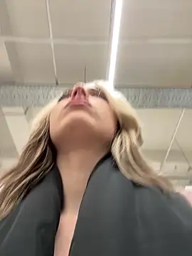 LoraaDoll live sex cam