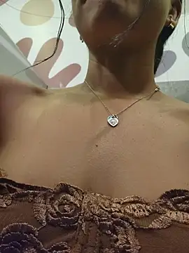 Pretty_roxxyy live sex cam