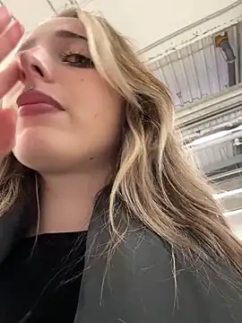 LoraaDoll live sex cam