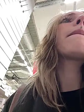 LoraaDoll live sex cam