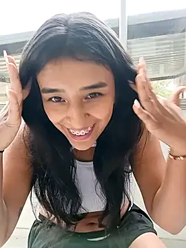 Nahomievans233 live sex cam