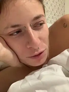 GoldenPussy1329 live sex cam