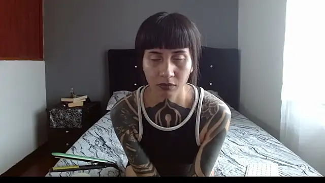 Emilia_1995 live sex cam