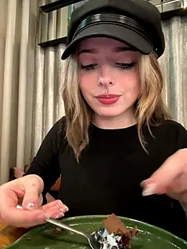 LoraaDoll live sex cam