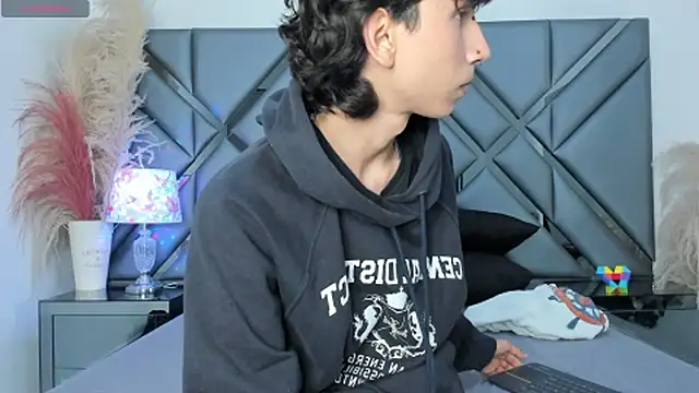 Milan_LewisS live sex cam