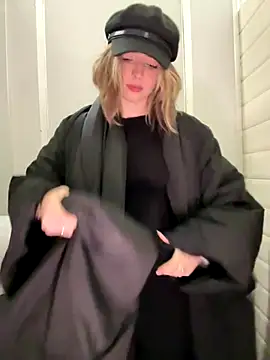 LoraaDoll live sex cam