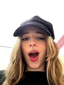 LoraaDoll live sex cam