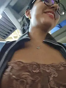 Pretty_roxxyy live sex cam