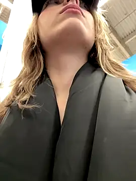 LoraaDoll live sex cam