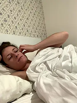 GoldenPussy1329 live sex cam