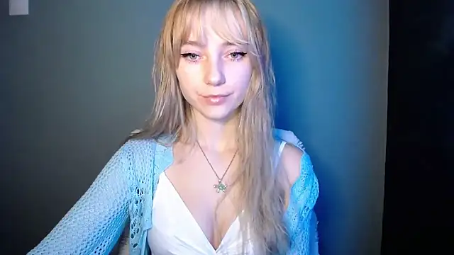 LuciaYoung live sex cam