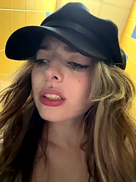 LoraaDoll live sex cam