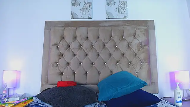 KristalFoxx live sex cam