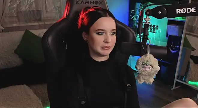 KiraLiLime live sex cam