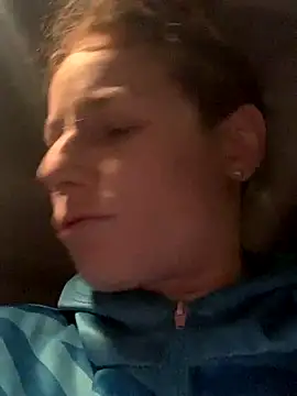 GoldenPussy1329 live sex cam