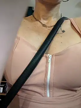 Irresistible24 live sex cam