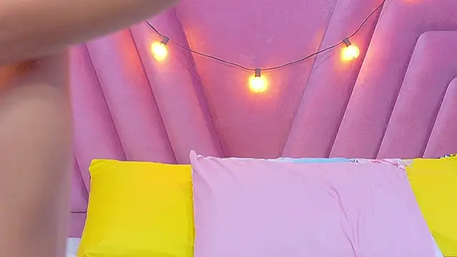 Beautifulskinny18 live sex cam