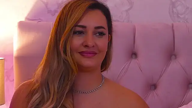 YaaraCollins live sex cam