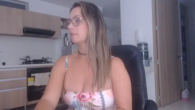 LovePaula live sex cam
