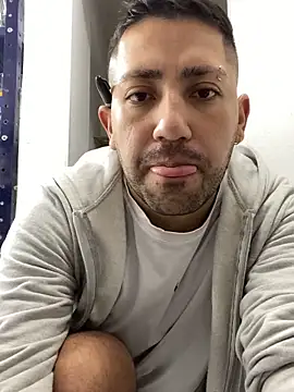 JuanZapata33 live sex cam