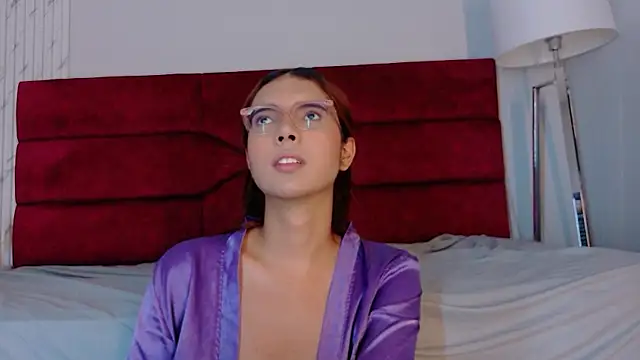 sara_saenz99 live sex cam