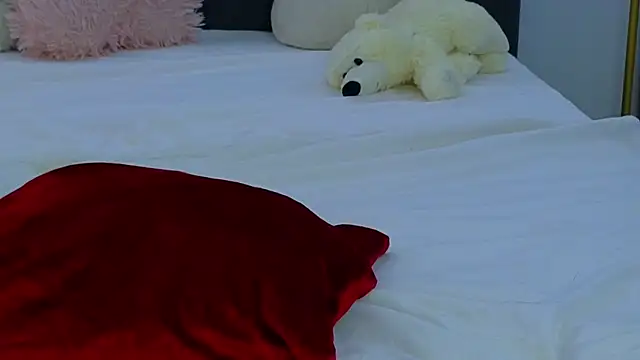 LauraMirage live sex cam