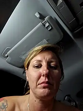 SheIsSomething live sex cam