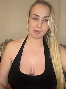 BootyQueenApril live sex cam