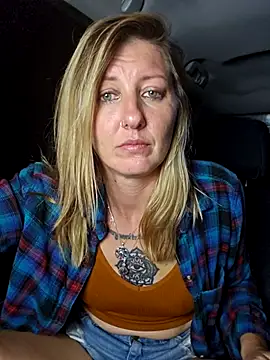 SheIsSomething live sex cam