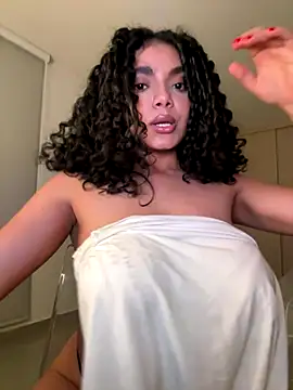 Curlyierr live sex cam