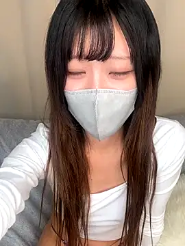 emiiiii1001 live sex cam