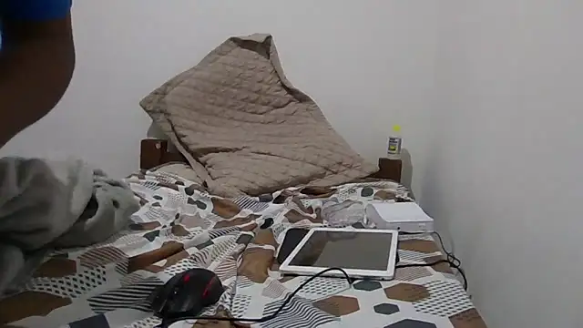 JUNINHOLEKEJR live sex cam