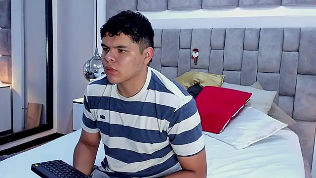 SophieAndLucas live sex cam