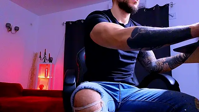 MightyAaron66 live sex cam