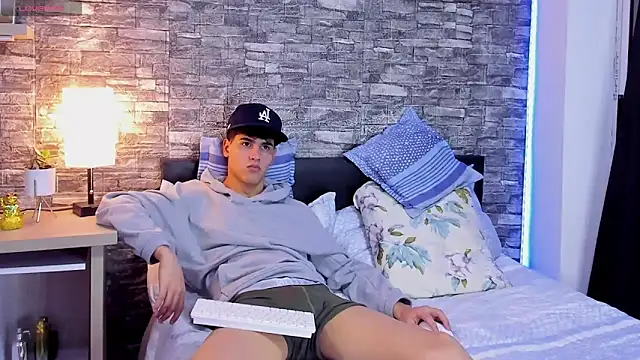 FoxBigmaster live sex cam