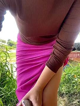 BigAssBee live sex cam