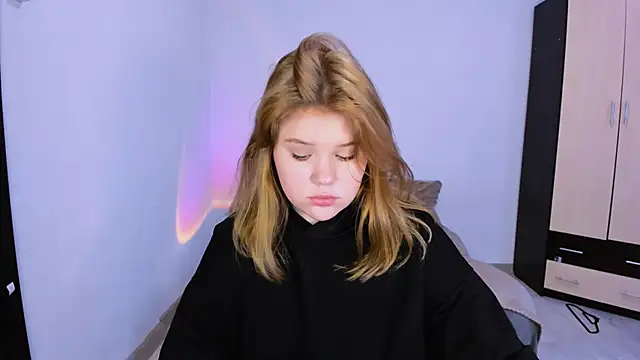 LaseyMoon live sex cam