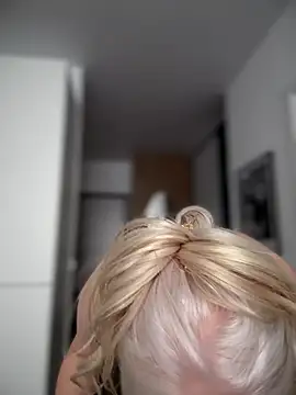 LaraHollywood live sex cam