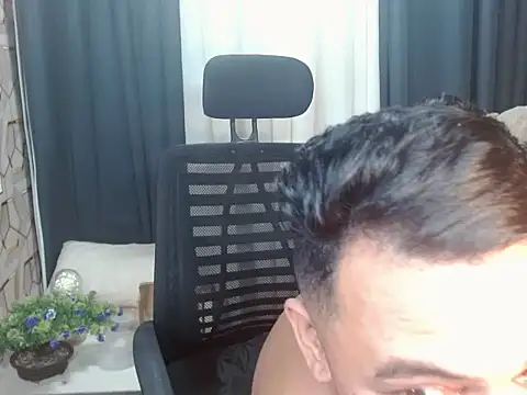 BicuriousExploer live sex cam