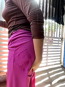 BigAssBee live sex cam