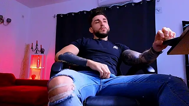 MightyAaron66 live sex cam