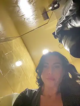 CrazzyChicks live sex cam