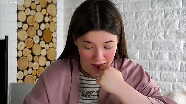 LowOncoming live sex cam