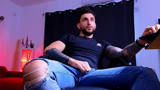 MightyAaron66 live sex cam