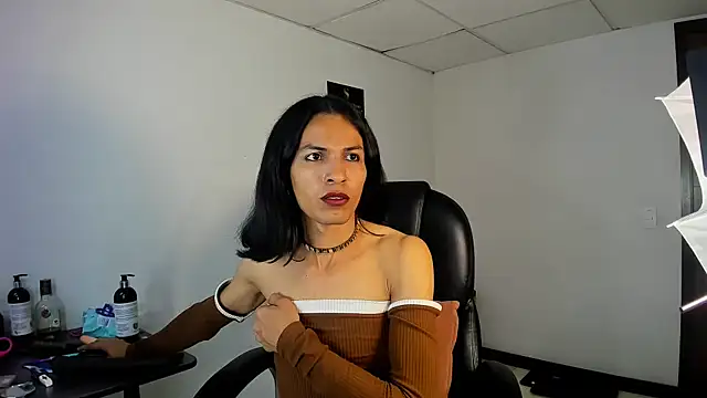 Aisha_hotts777 live sex cam