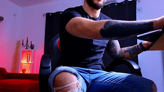 MightyAaron66 live sex cam