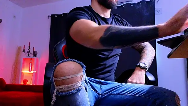 MightyAaron66 live sex cam