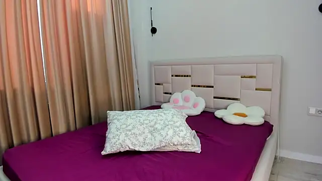 Lola_Peach live sex cam